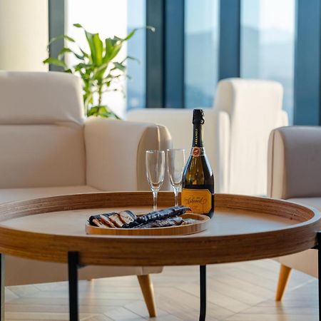 Miramar Luxury Residences Batumi Bagian luar foto A wooden tray