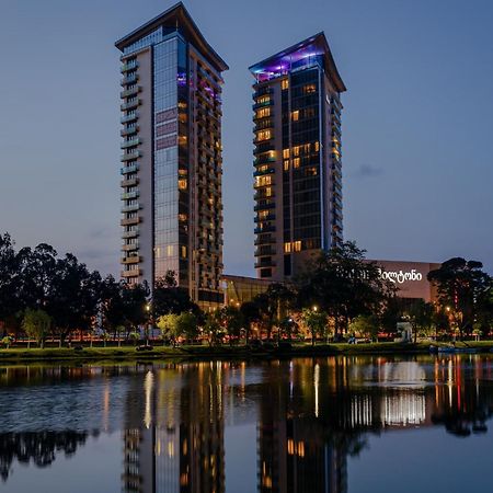 Miramar Luxury Residences Batumi Bagian luar foto The towers at night
