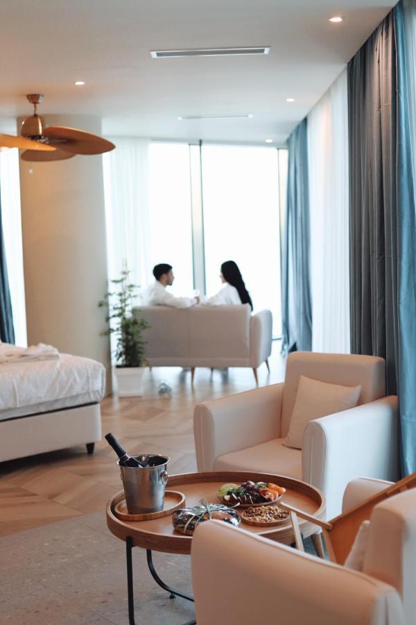 Miramar Luxury Residences Batumi Bagian luar foto A room at the hotel