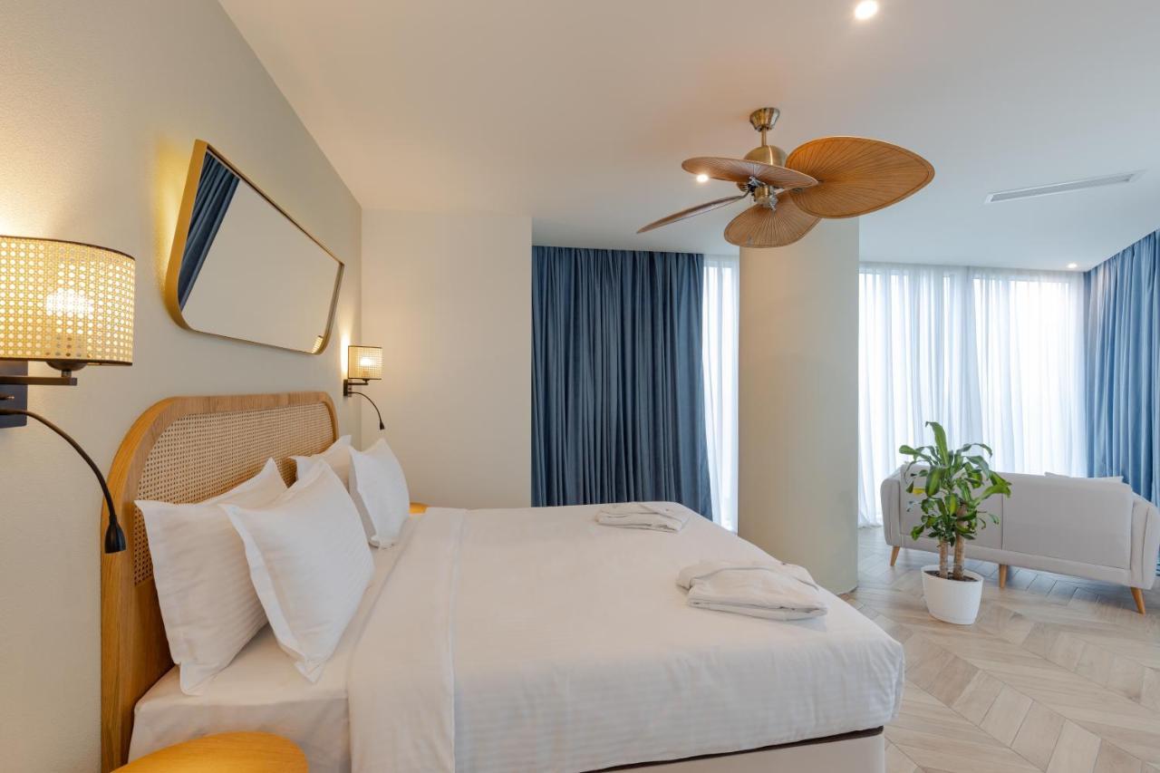 Miramar Luxury Residences Batumi Bagian luar foto A bedroom at the hotel