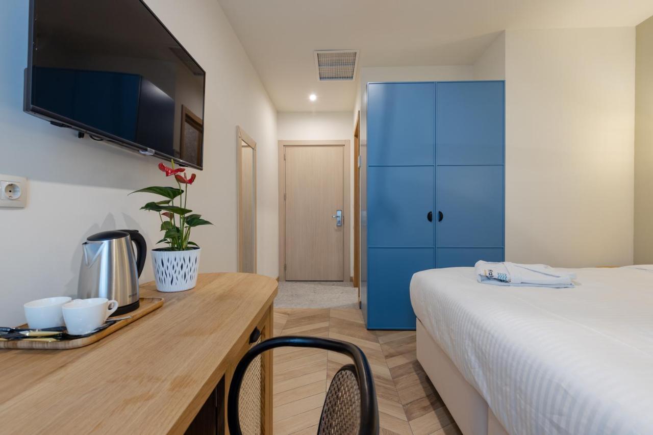 Miramar Luxury Residences Batumi Bagian luar foto A room at the hotel