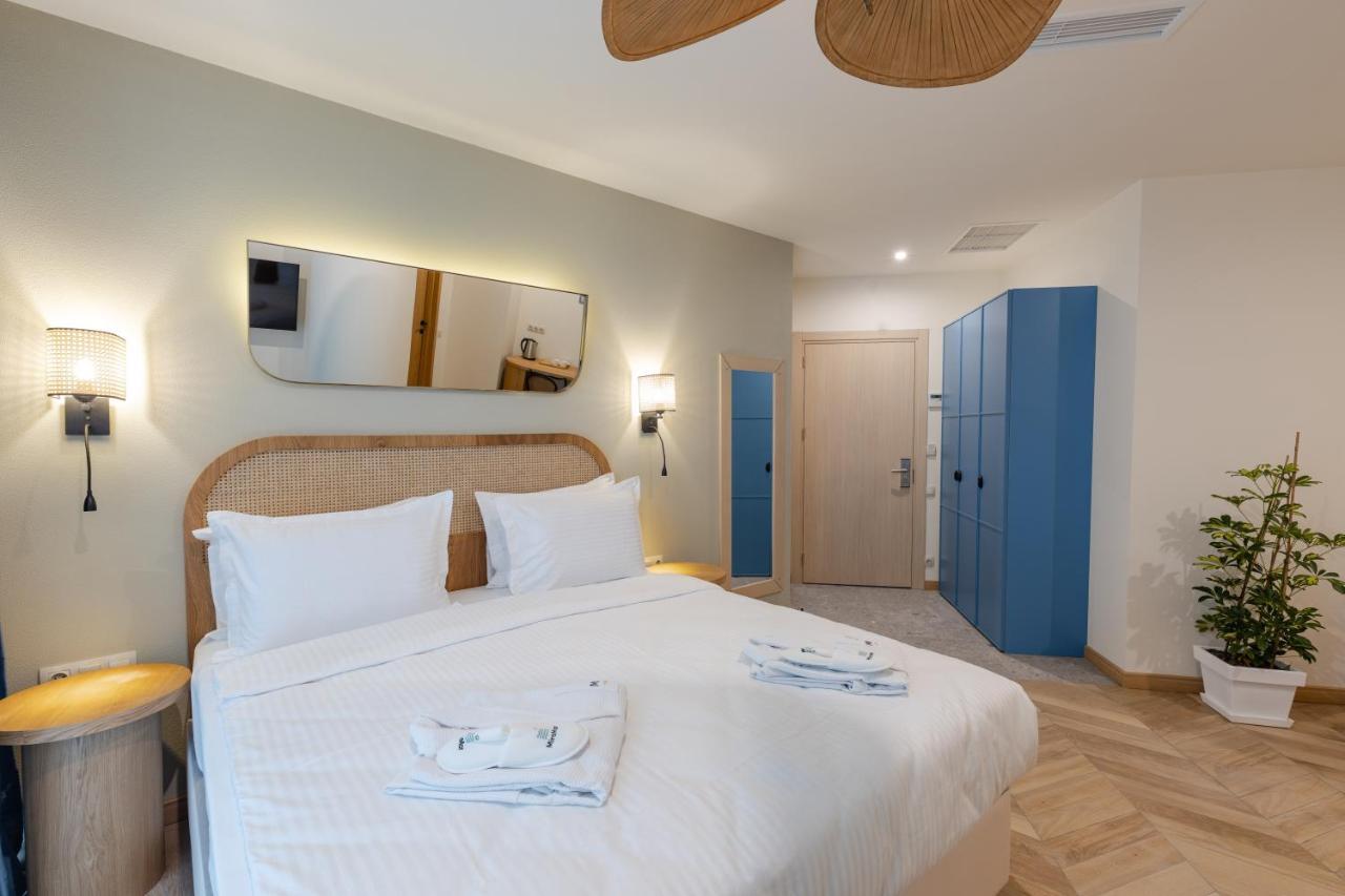 Miramar Luxury Residences Batumi Bagian luar foto A bedroom at the hotel