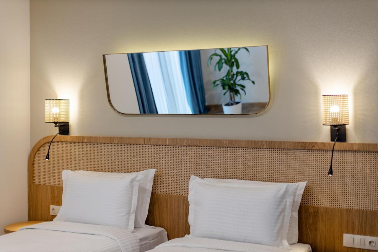 Miramar Luxury Residences Batumi Bagian luar foto A wall mounted mirror