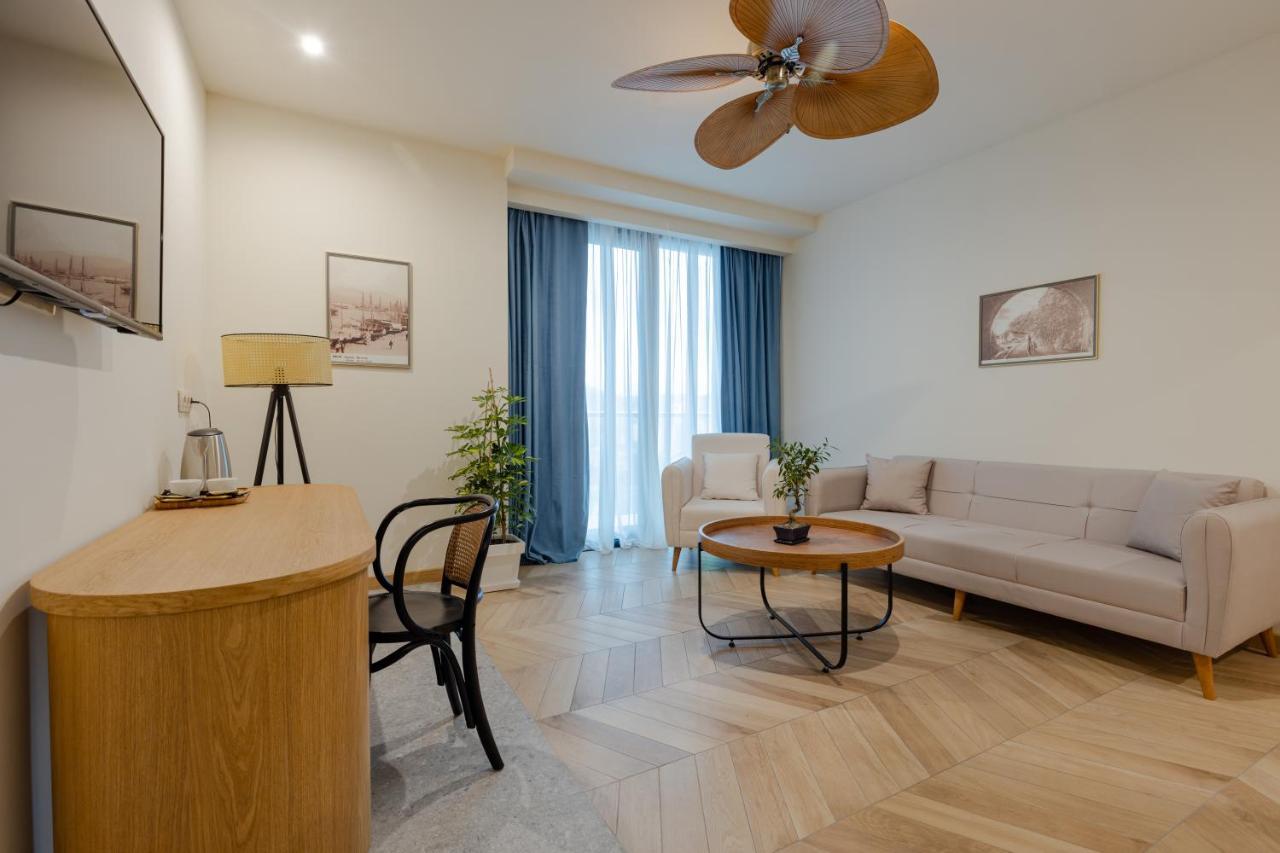 Miramar Luxury Residences Batumi Bagian luar foto A living room in a hotel