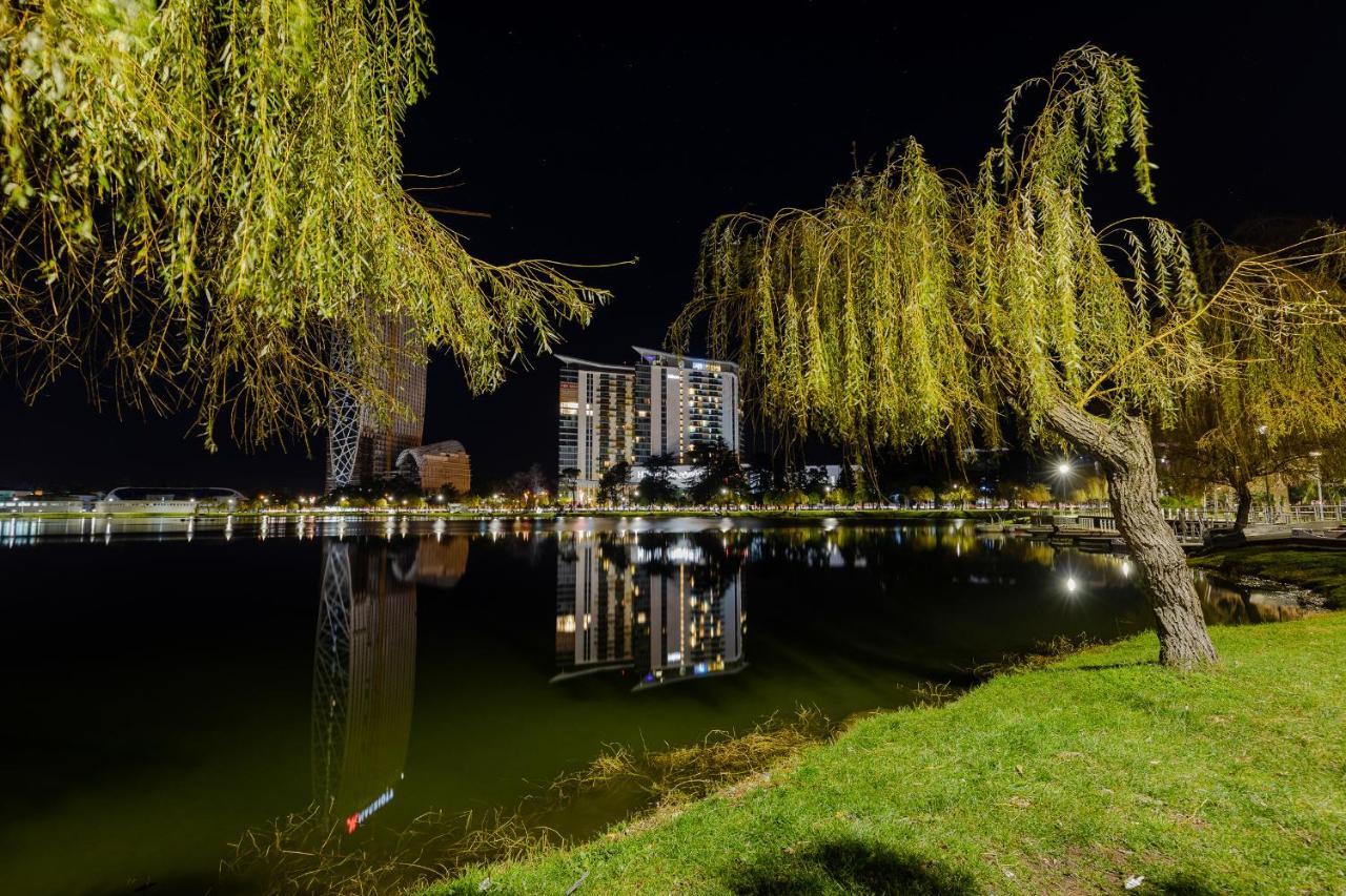 Miramar Luxury Residences Batumi Bagian luar foto The lake at night