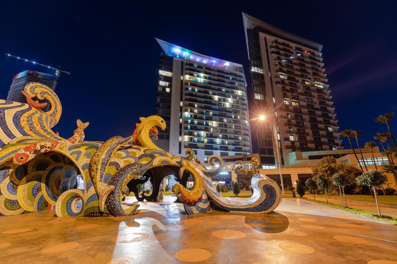 Miramar Luxury Residences Batumi Bagian luar foto The Octopus sculpture at night