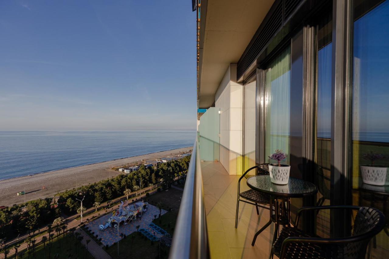 Miramar Luxury Residences Batumi Bagian luar foto View of the beach from a balcony