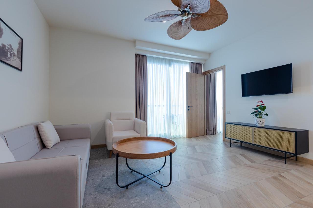Miramar Luxury Residences Batumi Bagian luar foto Suite