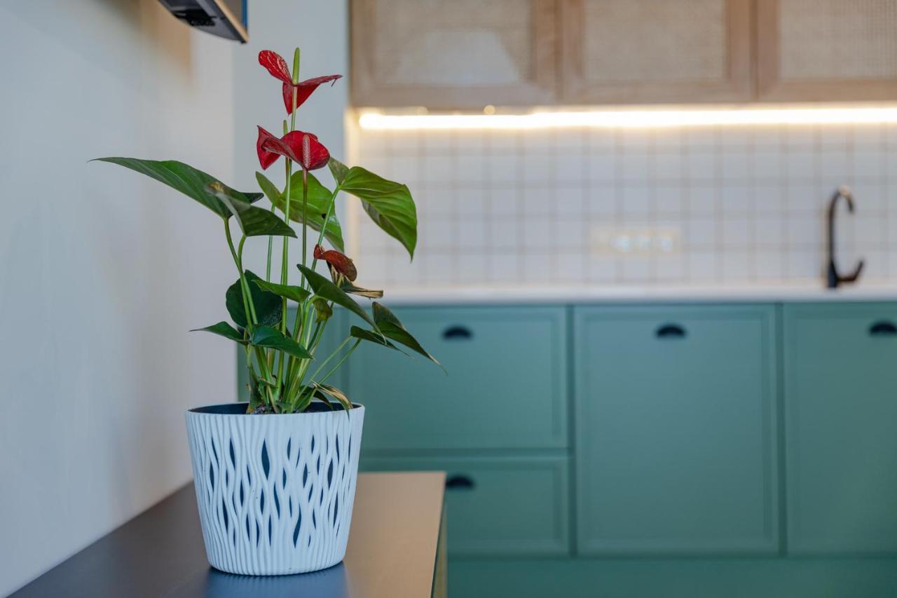 Miramar Luxury Residences Batumi Bagian luar foto Anthurium in a kitchen