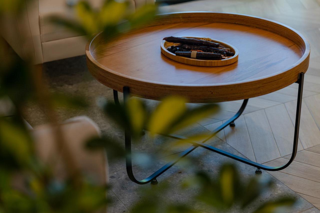Miramar Luxury Residences Batumi Bagian luar foto A side table