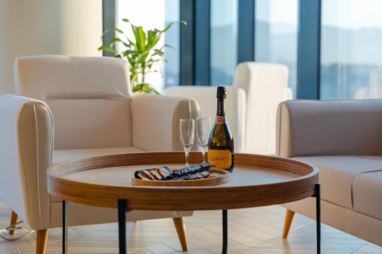 Miramar Luxury Residences Batumi Bagian luar foto A wooden tray
