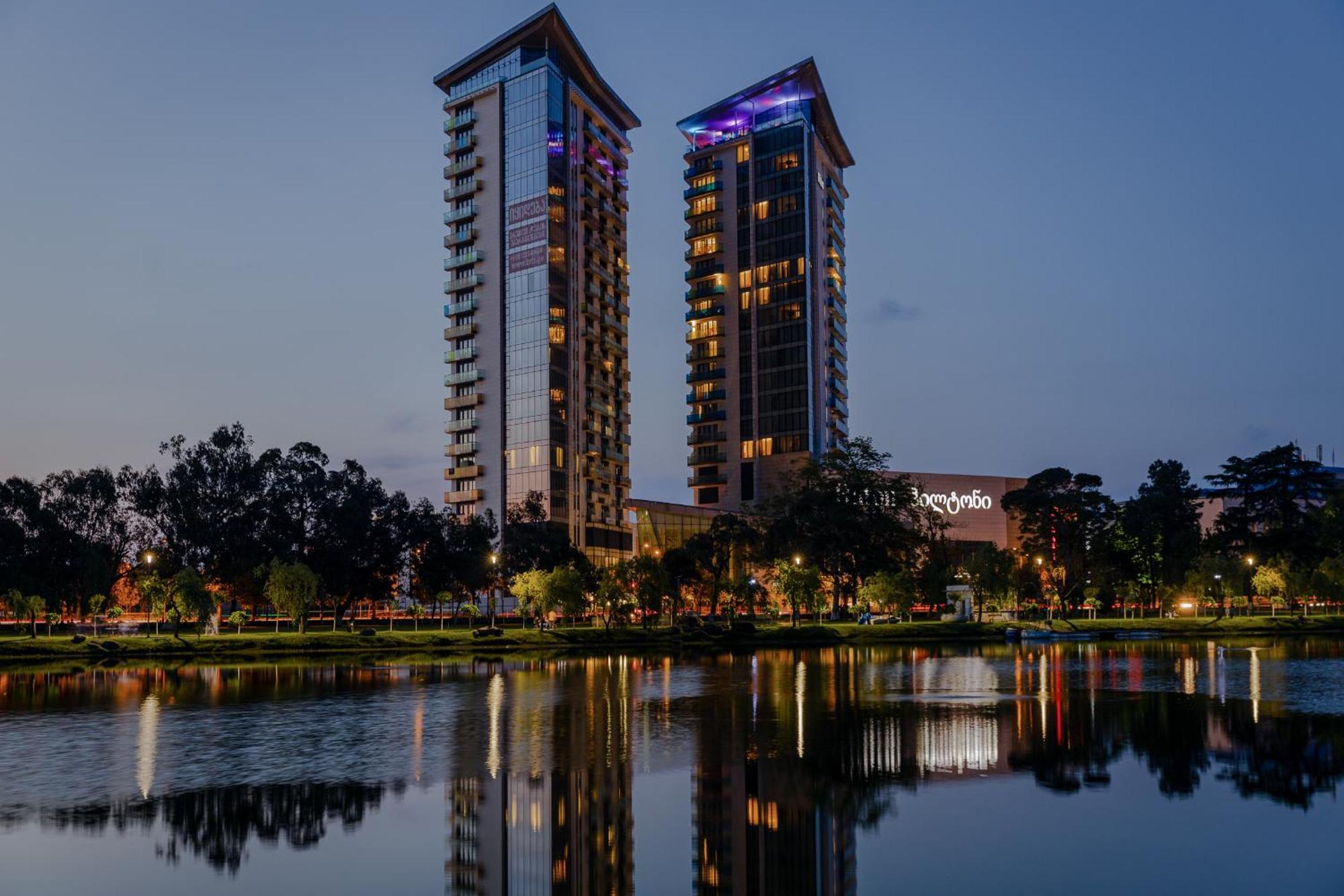 Miramar Luxury Residences Batumi Bagian luar foto The towers at night
